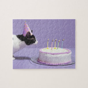 Puzzle Gato usando gorra de cumpleaños soplando velas