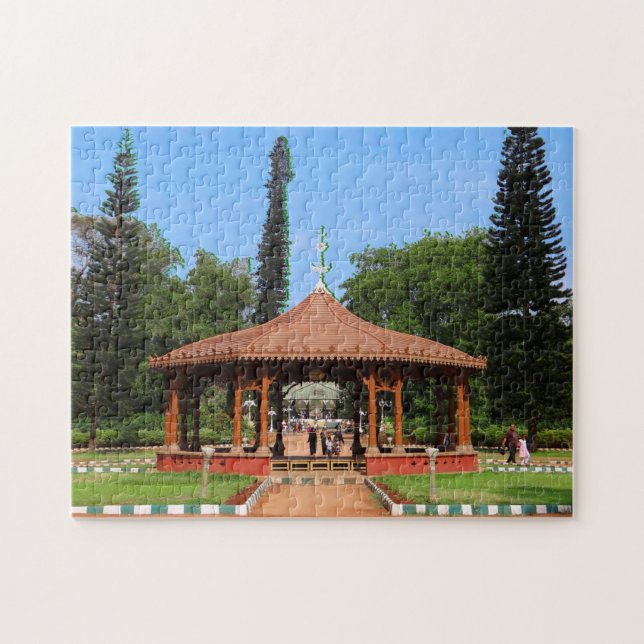 Puzzle Gazebo en un jardín en Bangalore India. (Horizontal)