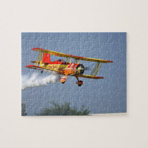 Puzzle Gene Soucy realizando acrobacias en Grumman