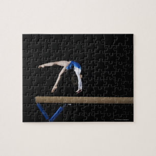 Puzzle Gimnasta (9-10) girando sobre el haz de balance, l