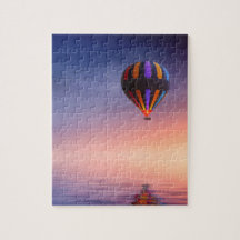 Globo del aire caliente sobre el océano en la