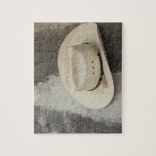 Puzzle Gorra Vaquero colgando de la pared de la cabaña de