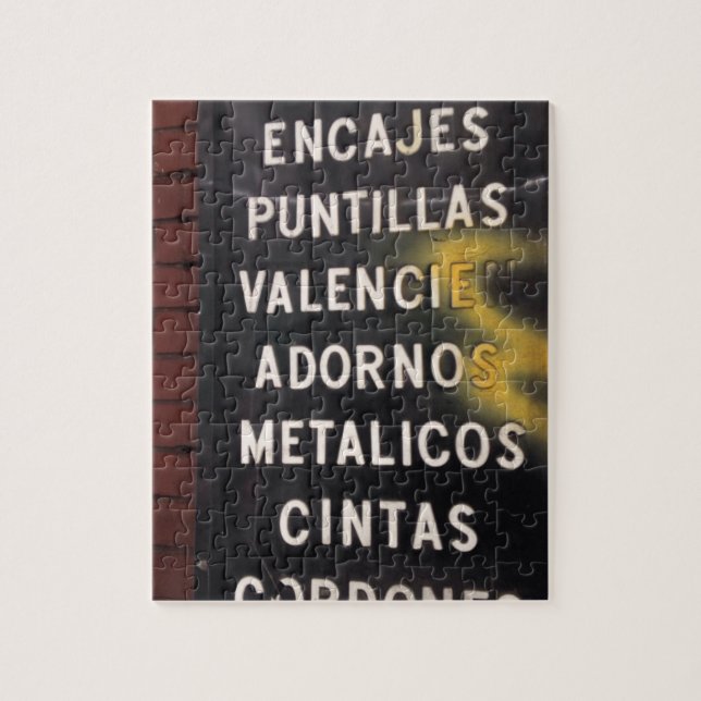 Puzzle Graffiti del distrito de la ropa Fotografía de la  (Vertical)