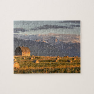 Puzzle Granero antiguo enmarcado por pacas de heno y dram