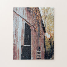 Granero rústico, envuelto en los tonos dorados del