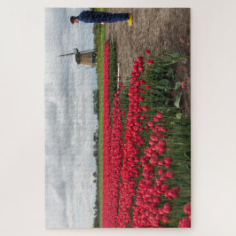 Puzzle Granjero que examina sus tulipanes y molino de