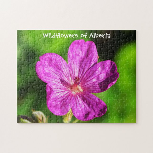 Puzzle Grasa verde brillante con flores silvestres rosas (Horizontal)
