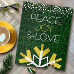 Puzzle Green Gold Snowflake Peace Joy Love Cita Moderna<br><div class="desc">"Paz, alegría y amor." Un gigantesco, divertido, lúdico, Relieve metalizado dorado y un ilustracion de copos de nieve blanco, y una tipografía moderna sobre un fondo acuático de mármol verde oscuro y profundo te ayudan a entrar en temporada de vacaciones. Un borde de puntos blanco y dorado rodea la parte...</div>