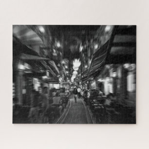 Puzzle Guay, foto urbana de una mujer caminando por Estam