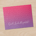 Puzzle Guión de nombre de buena suerte rosado a morado em<br><div class="desc">Elegante rompecabezas rosado a morado claro gradiente de frambuesa rompecabezas presenta "Buena Suerte, [NOMBRE]" en una fuente de escritura blanca cerca de la parte inferior. Personaliza el texto gracioso en la barra lateral. Hace un gran regalo personalizado para alguien que ama un desafío. Para ver el diseño mínimo de ombré...</div>