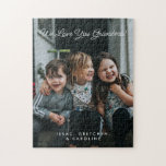 Puzzle Guión fotográfico personalizado te queremos<br><div class="desc">Dale a la abuela un regalo que ella valorará con este rompecabezas personalizado. Personalízalo con una foto de sus queridos nietos y agrega un mensaje de "Te queremos, abuela" en un guión divertido. Es una manera significativa de mostrarle cuánto significa para la familia. Este rompecabezas convertirá a los recuerdos especiales...</div>