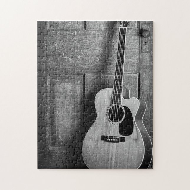Puzzle Guitarra inclinándose contra la puerta en blanco y (Vertical)
