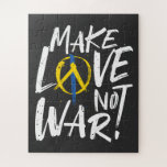 Puzzle Hacer que el amor no apoye la guerra a Ucrania<br><div class="desc">Haz que el amor no la guerra muestre tu apoyo y amor por Ucrania. El diseño del logo de Peace con los colores de la bandera ucraniana es perfecto para las personas que están con Ucrania. Este diseño también se ajusta a tiempo para el Día de la Tierra, celebrado el...</div>