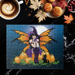 Puzzle Hada de parche de calabaza<br><div class="desc">Una bruja de hadas de pelo cortado,  todo en púrpura,  sentada entre un parche de calabaza durante una luna llena con su pequeño gato negro.</div>