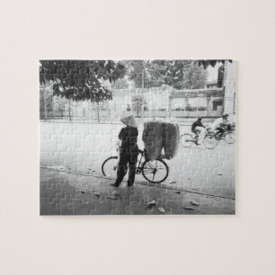 Puzzle Hanoi Vietnam, mujer de reparto en bicicleta (NR)