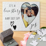 Puzzle Heart Photo Propuesta Historia De Amor Digamos Sí<br><div class="desc">Propuesta de matrimonio en forma de rompecabezas con foto en forma de corazón romántico. Está escrito con "es una historia de amor, el bebé sólo dice que sí" en un guión elegante y decorado con corazones de amor. Perfecto apoyo y mantenimiento para su propuesta matrimonial y invitación de compromiso. El...</div>