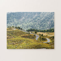 Hermosa carretera de curvado, paisaje austríaco