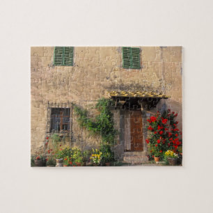 Puzzle Hermosa casa antigua con flores en San Gimignano