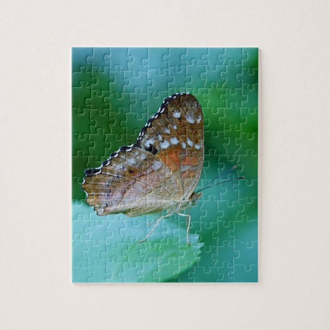 Puzzle Hermosa mariposa Danaus Plexippus en hojas. (Vertical)