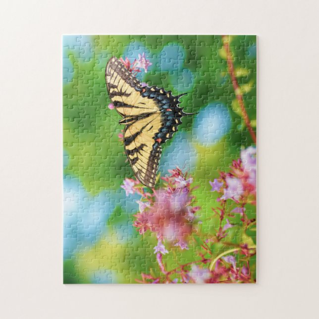 Puzzle Hermosa mariposa de cola Swalloween sobre flores d (Vertical)