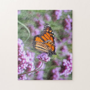 Puzzle Hermosa mariposa en flores moradas