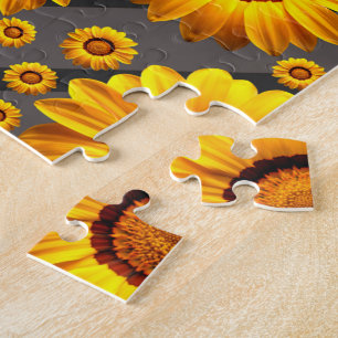 Puzzle Hermosas flores amarillas sobre rayas grises y neg