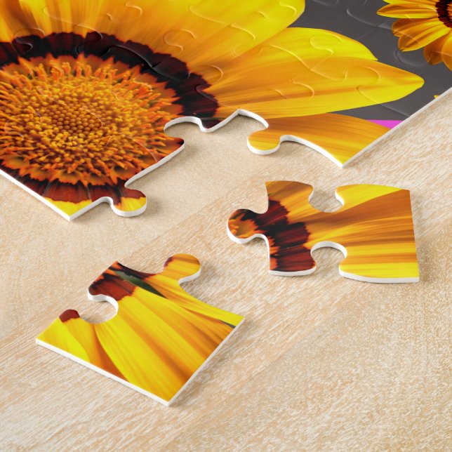 Puzzle Hermosas flores amarillas sobre rayas grises y ros (Lado)