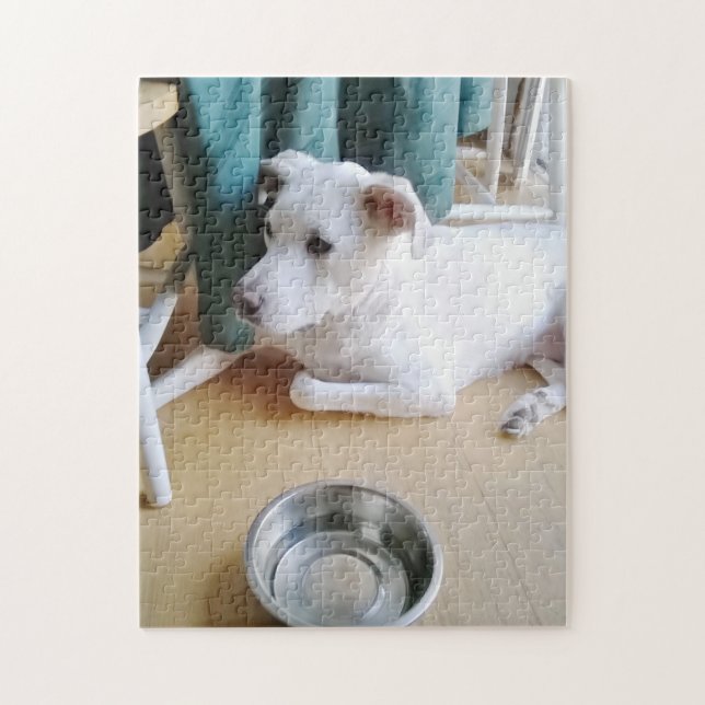 Puzzle Hermoso Cachorro Blanco Cerca De La Mesa De La Coc (Vertical)