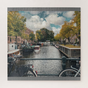 Puzzle hermoso canal bajo cielo nublado