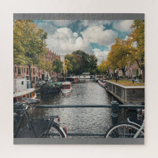Puzzle hermoso canal bajo cielo nublado