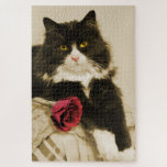 Puzzle Hermoso gato de Tuxedo con rosa roja en Sepia<br><div class="desc">Este rompecabezas presenta una bella foto de un gato de esmoquin blanco y negro de pelo largo con una rosa roja sobre un fondo de color sepia. Perfecto para los amantes del gato de todo tipo.</div>