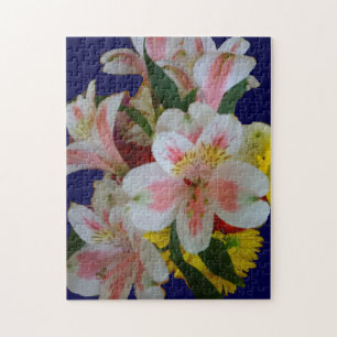 Puzzle Hermoso ramo de lirios peruanos blancos y rosados