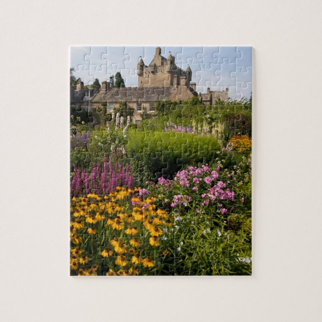 Puzzle Hermosos jardines y famoso castillo en Escocia (Vertical)