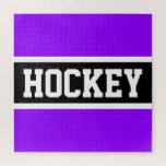 Puzzle HOCKEY Atlético Brillo Púrpura Rayas Blancas Negra<br><div class="desc">Este divertido y atlético diseño presenta el texto en negrita de HOCKEY dentro de una amplia franja negra realzada con rayas blancas contra un fondo violeta brillante. Los colores y el texto se pueden personalizar.</div>