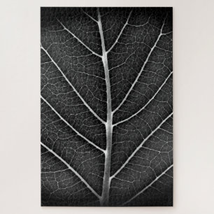 Puzzle Hoja brillante en blanco y negro en primer plano