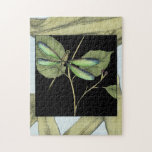 Puzzle Hojas con el ataque de la libélula por Jennifer Go<br><div class="desc">Este dibujo de hojas de Jennifer Goldberger presenta una entrada de una libélula sobre un fondo negro. El ambiente nocturno contrasta con el ambiente diurno de las hojas. ¡Descúbrelos!</div>