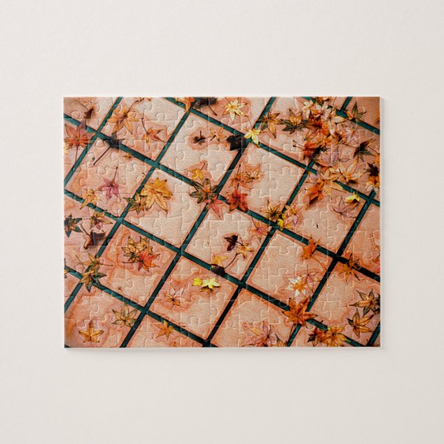 Puzzle Hojas japonesas de arce en suelo de baldosa (Horizontal)