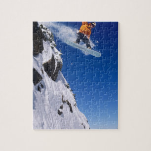 Puzzle Hombre en una snowboard saltando desde una cornisa