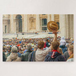 Puzzle Hombre entre la multitud recibe al gorra en Roma,