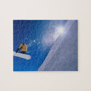 Puzzle Hombre volando por el aire en una snowboard con