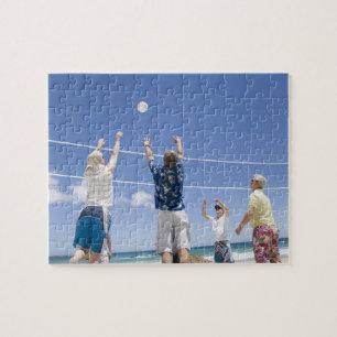 Puzzle Hombres maduros saltando por voleibol en la playa,