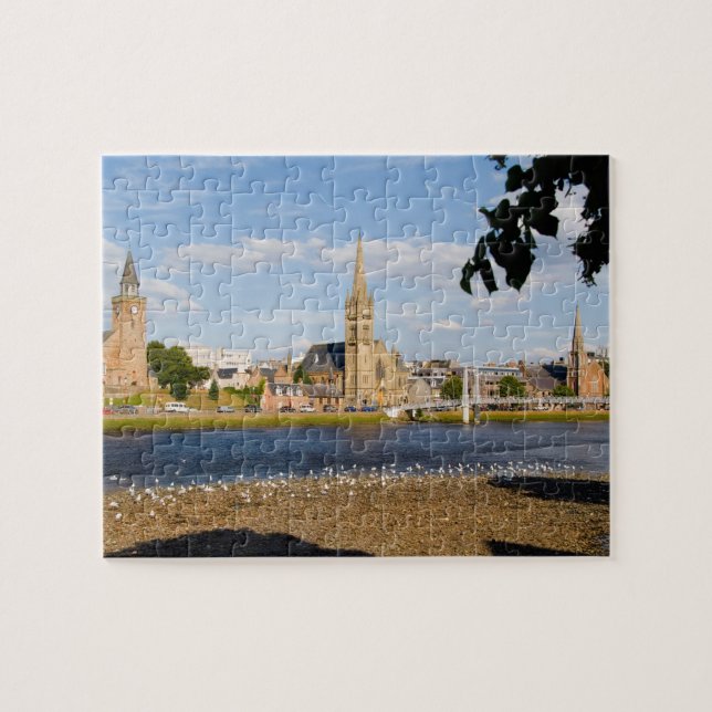 Puzzle Horizonte y río de la pintoresca ciudad de Inverne (Horizontal)