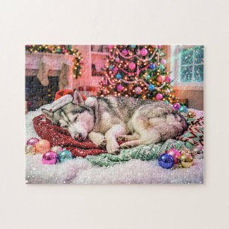 Puzzle Husky Durmiendo en Escena Navideña Acogedora