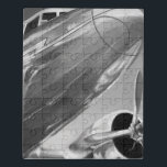Puzzle Icono de aviación: vista de cierre<br><div class="desc">Icono de aviación I de Ethan Harper. Presenta una imagen en blanco y negro de un plano de arriba abajo.</div>