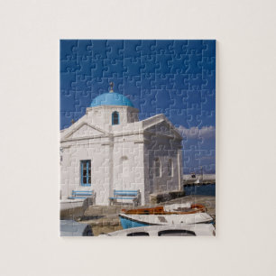 Puzzle Iglesia blanca en la playa cerca del Mar Egeo en