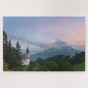 Puzzle Iglesia con montañas de los Alpes al atardecer