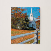 Iglesia del otoño en el esplendor Nueva Inglaterra