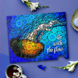 Puzzle Ir con el Flow Fun Ocean Jellyfish Circle Art<br><div class="desc">"Ve con el flujo". Dé una lección a esta medusa amarilla naranja flotando en el azul turquesa del océano y deje que la vida siga su curso cada vez que use este asombroso rompecabezas fotográfico de moda y colores vivos. Hace un gran regalo para alguien especial! Viene en una caja...</div>