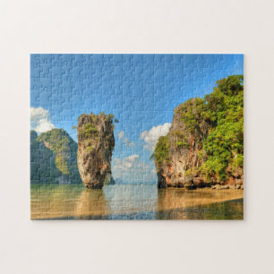 Puzzle isla Ko Tapu en Tailandia reflejada en el agua