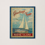 Puzzle Isla Padre Viaje Vintage en barco de vela Texas<br><div class="desc">Este diseño náutico de viaje vintage de la Isla Padre Texas incluye un barco que navega en el agua con gaviotas y un cielo azul lleno de hermosas nubes blancas.</div>